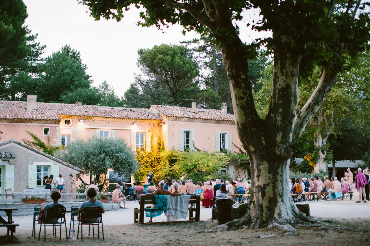 Naturistische avondanimatie, buitenbijeenkomst op camping LIBRANOO Naturiste Belezy in B�doin.