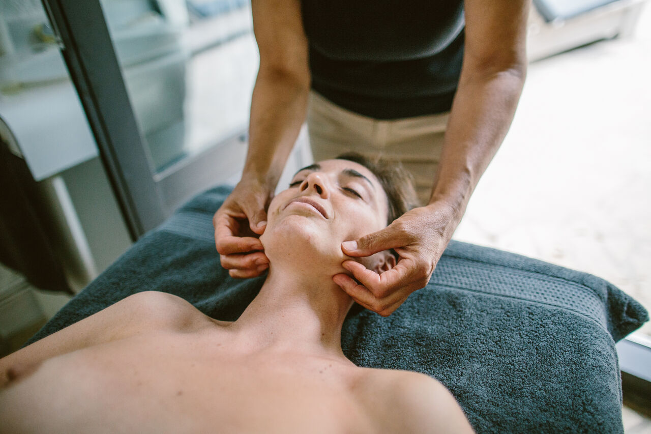 Ontspannende gezichtsmassage in de spa van camping LIBRANOO Naturiste Belezy, B�doin (84).