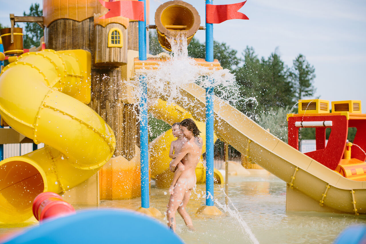 Glijbanen, waterspelen op camping LIBRANOO Naturiste Belezy in B�doin (84).