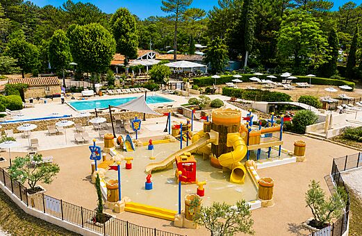 Waterspeeltuin en buitenzwembad op camping LIBRANOO Naturiste Belezy in Bédoin (84).