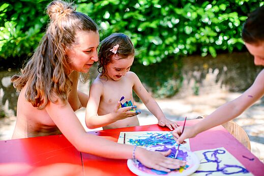 Creatieve schilderworkshop voor iedereen op camping LIBRANOO Naturiste Belezy in Bédoin (84).