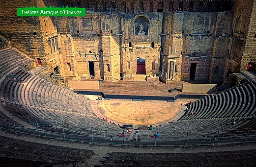 Antiek Theater van Orange, historisch Romeins monument te bezoeken in de Provence.