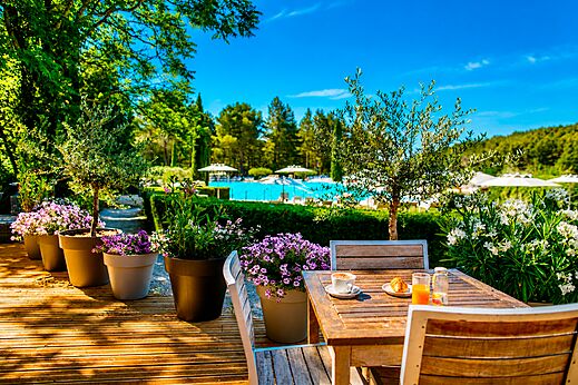 Ontbijt op terras, zwembad van camping LIBRANOO Naturiste Belezy in Bédoin (84).