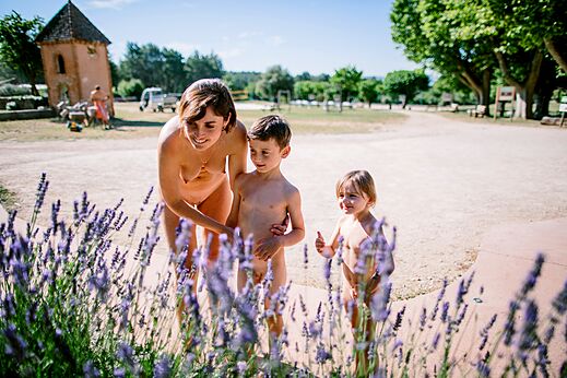 Naturistische moeder en kinderen lavendel op camping LIBRANOO Naturiste Belezy (84).