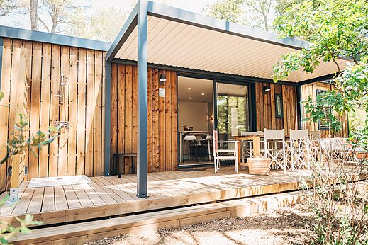 Modern stacaravan, houten terras, buitendouche op camping LIBRANOO Naturiste Belezy.