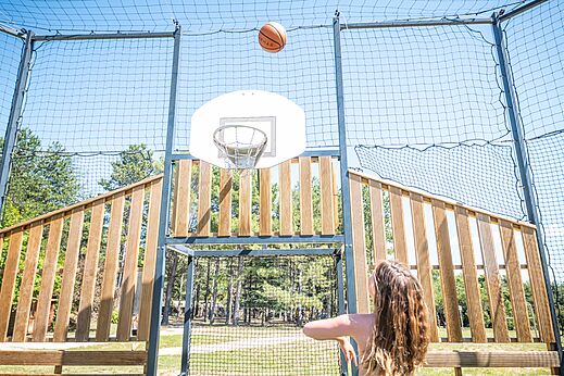 Multisportterrein en basketbal op camping LIBRANOO Naturiste Belezy in Bédoin.