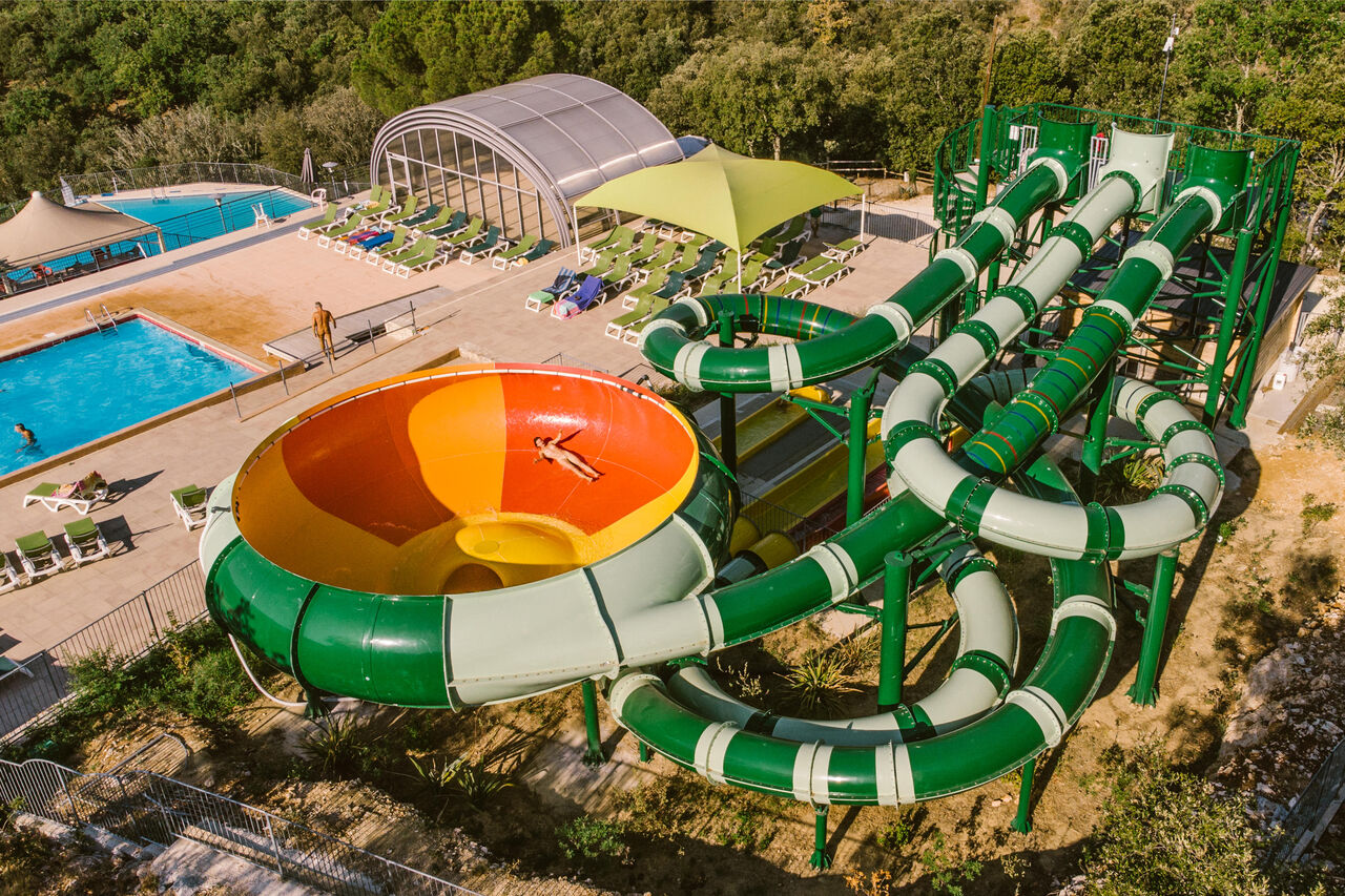 Waterpark met reuzenglijbanen en zwembaden op camping LIBRANOO Naturiste Sabliere in Barjac (30).