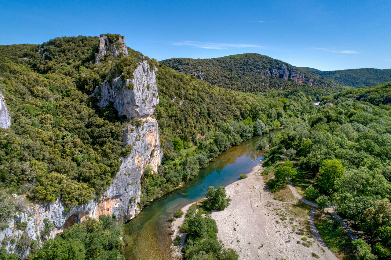 Rivier, rotsachtige kliffen en bos, luchtfoto op camping LIBRANOO Naturiste Sabliere.