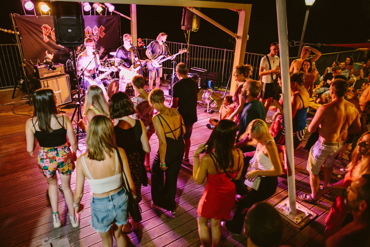 Animatie concertavond op camping LIBRANOO Naturiste Sabliere in Barjac (30).