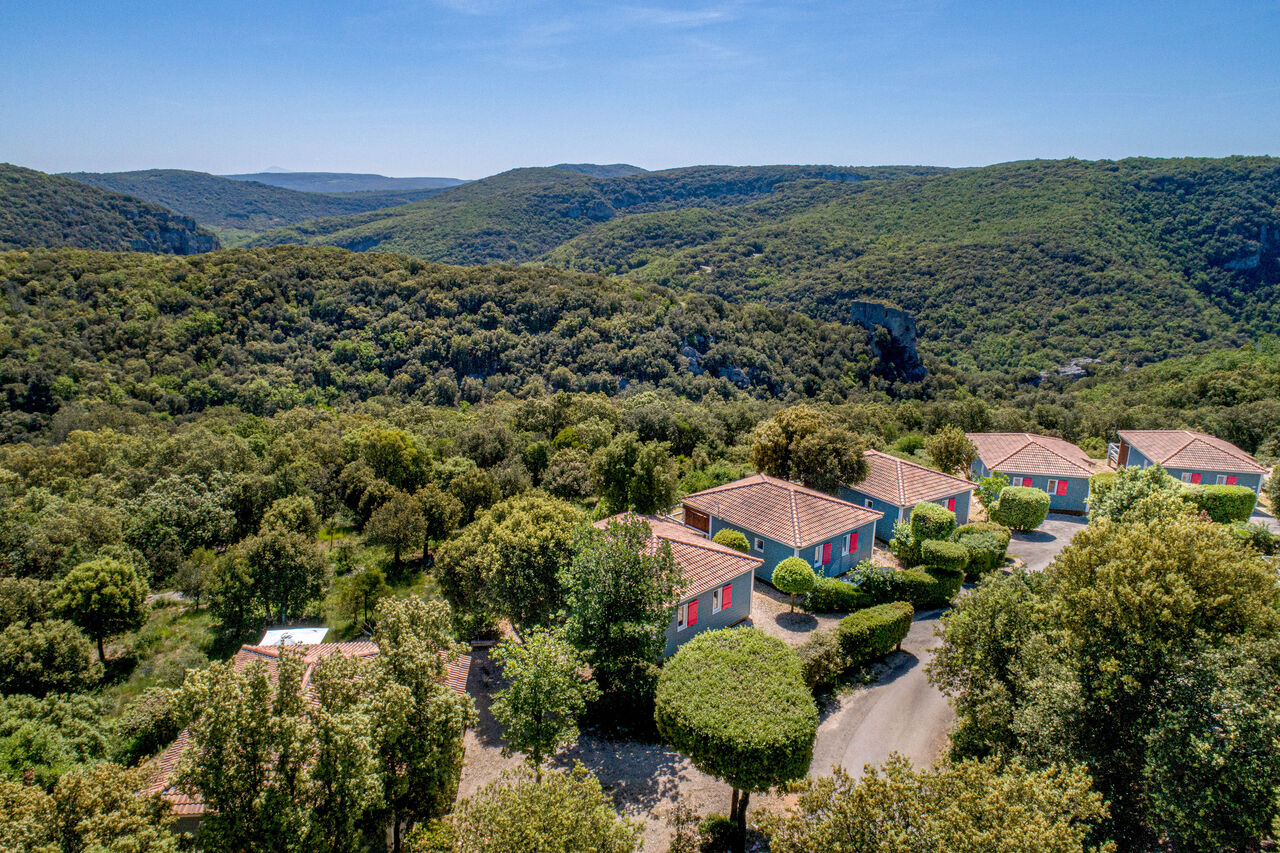 Blauwe chalets met pannendaken midden in de natuur, camping LIBRANOO Naturiste Sabliere in Barjac (30).