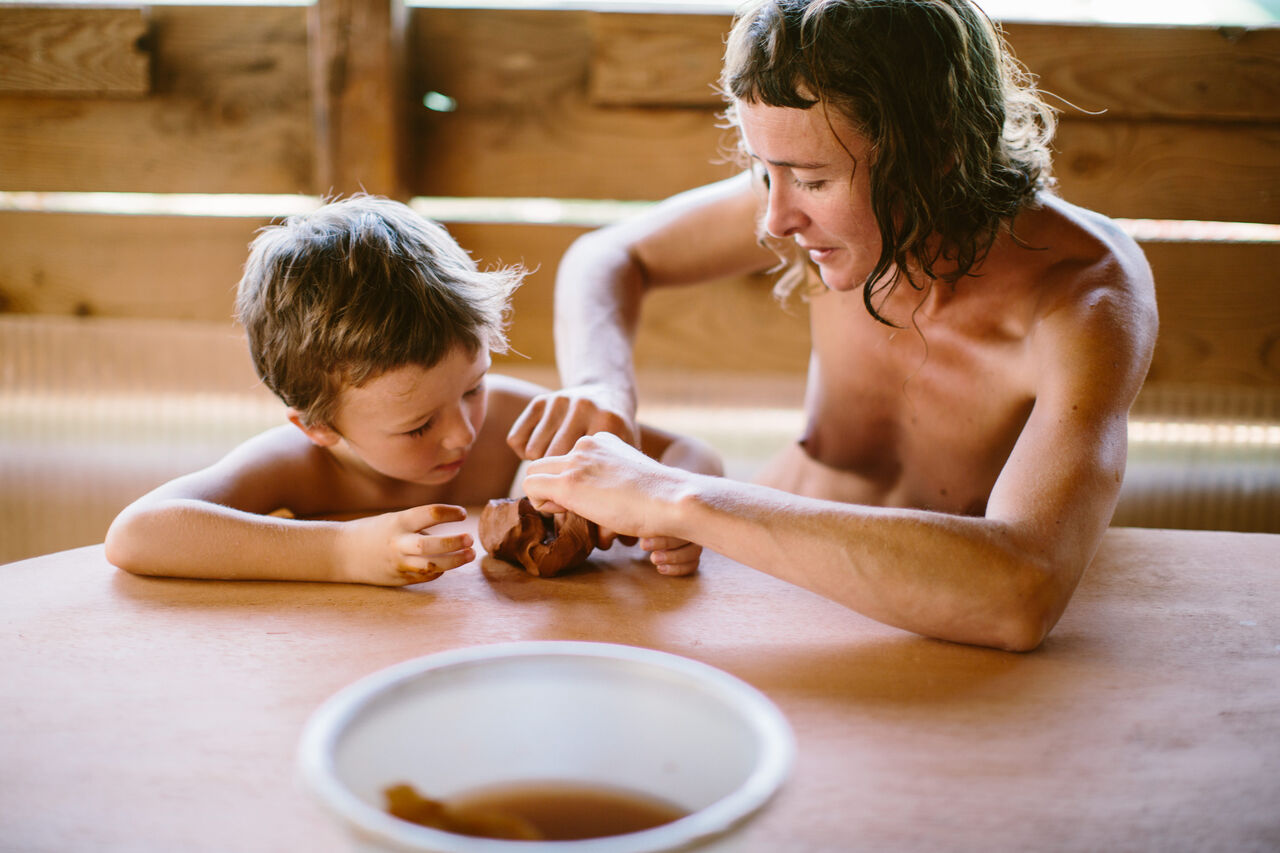 Kind en volwassene naturisten boetseren op camping LIBRANOO Naturiste Sabliere Barjac (30).