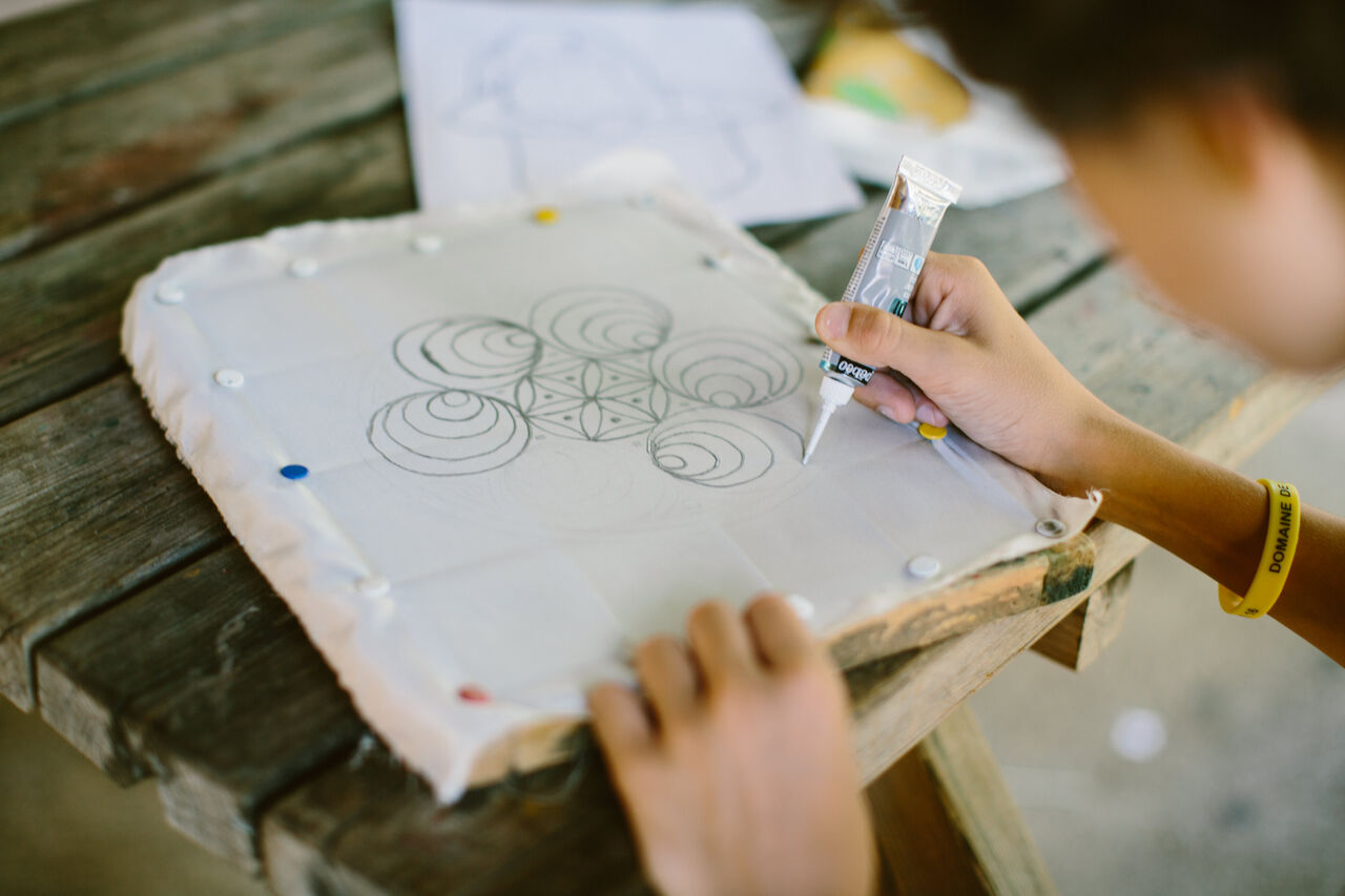 Creatieve schilderactiviteit op stof voor kinderen op camping LIBRANOO Naturiste Sabliere in Barjac (30).