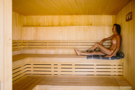 Houten sauna voor ontspanning op camping LIBRANOO Naturiste Sabliere in Barjac (30).