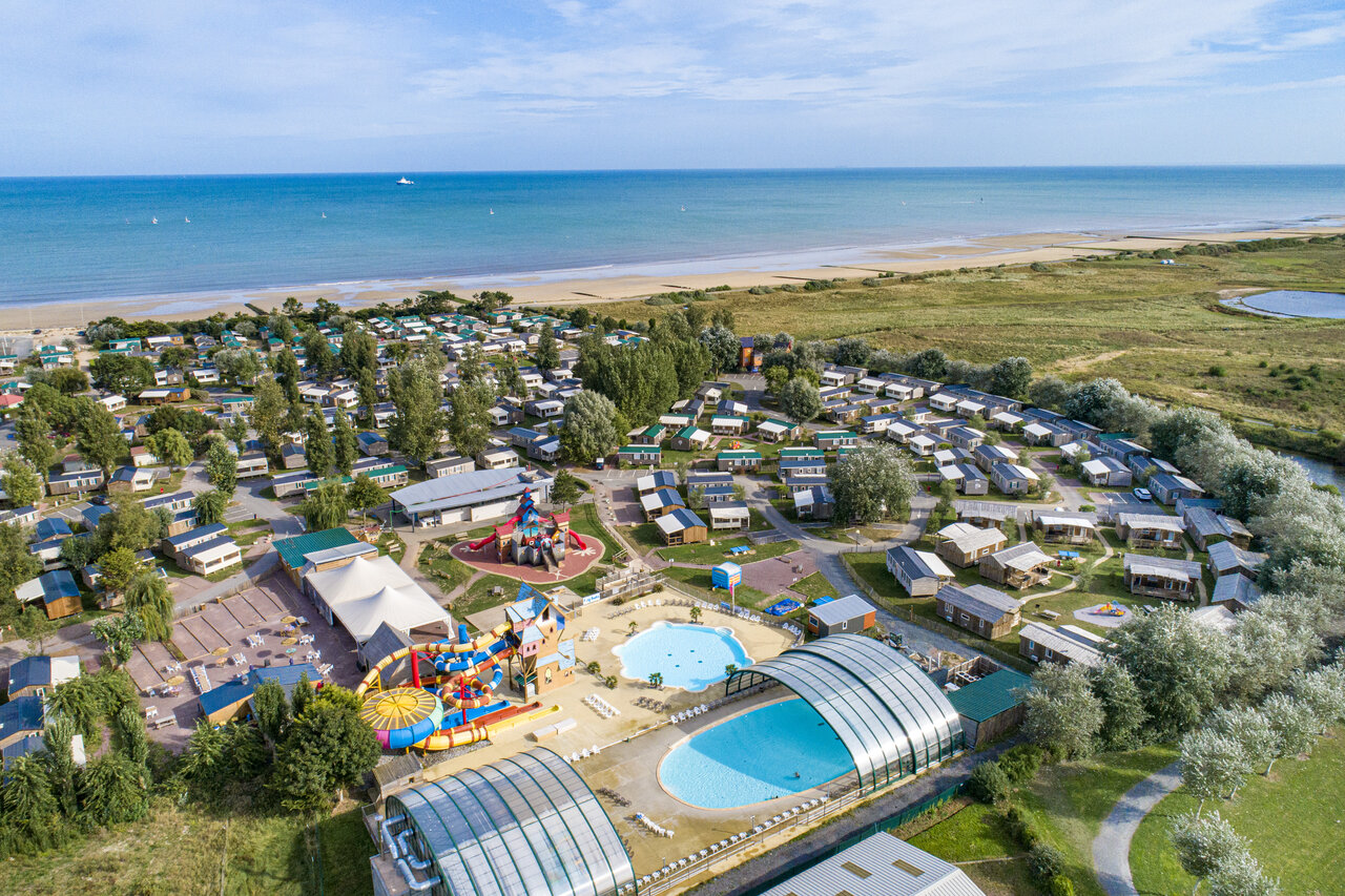 Luchtfoto camping, waterpark, bij camping CAPFUN Donjon de Lars in Courseulles-sur-Mer (14).
