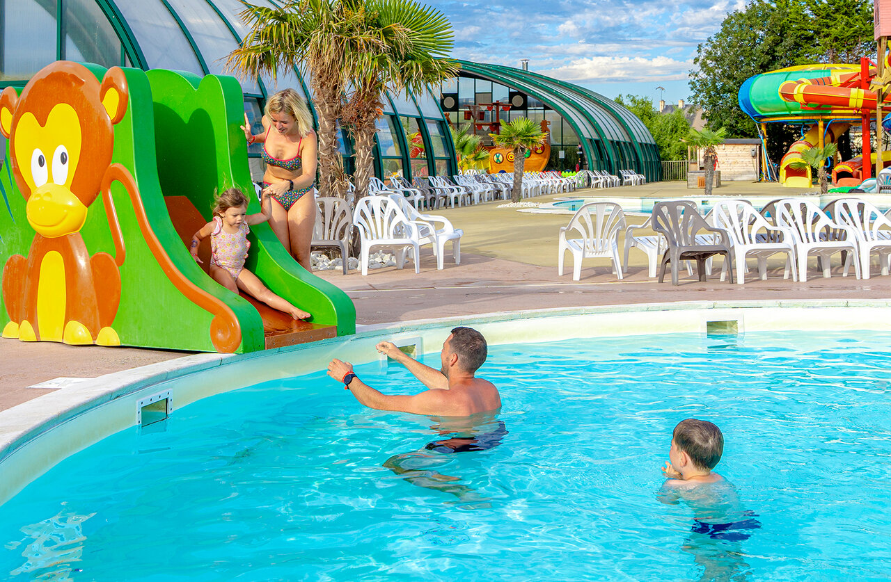 Kindertoboggan aap en familie buitenzwembad op camping CAPFUN Donjon de Lars in Courseulles-sur-Mer (14).