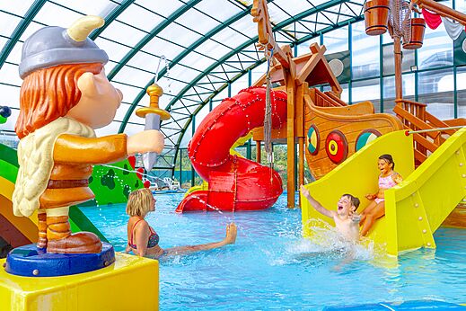 Waterattracties, overdekt zwembad op camping CAPFUN Donjon de Lars in Courseulles-sur-Mer (14).