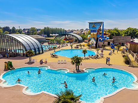 Buitenbaden, waterglijbanen op camping CAPFUN Donjon de Lars in Courseulles-sur-Mer.