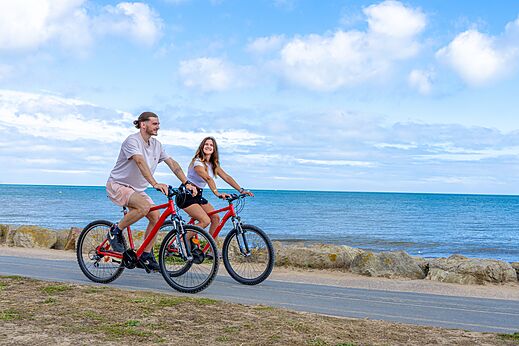 Fietsen aan zee op camping CAPFUN Donjon de Lars in Courseulles-sur-Mer.