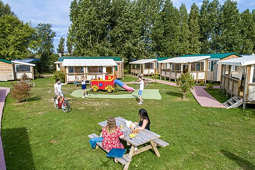 Stacaravans, kinderspeeltuin op CAPFUN Donjon de Lars, Courseulles-sur-Mer (14).