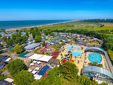 Waterpark, glijbanen, stacaravans en strand op camping CAPFUN Donjon de Lars in Courseulles-sur-Mer (14).