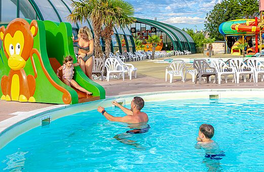 Kindertoboggan en familie buitenzwembad, camping CAPFUN Donjon de Lars, Courseulles-sur-Mer (14).