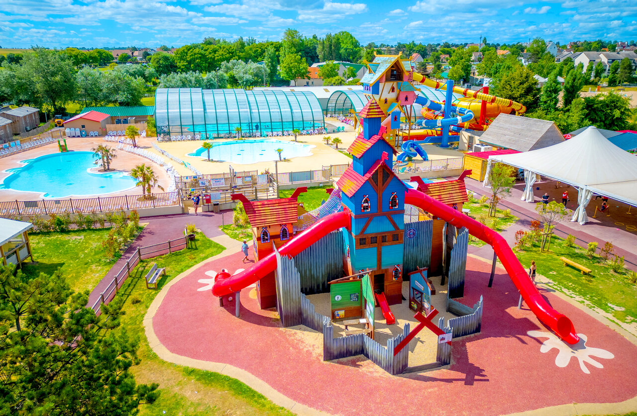 Zwembad, glijbanen, speeltuin op camping CAPFUN Donjon de Lars: Boomhutten in Courseulles-sur-Mer (14).