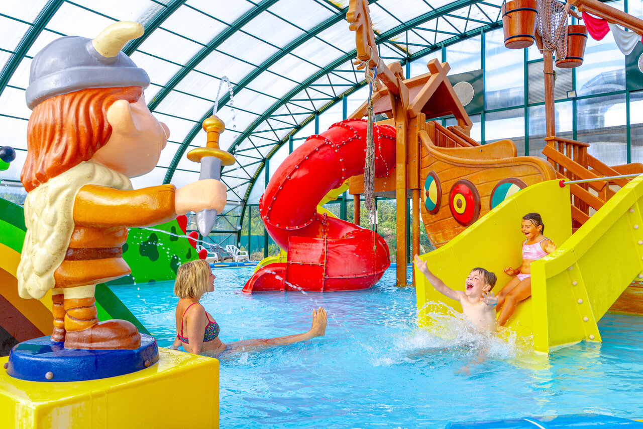 Overdekt zwembad, glijbanen, waterspellen camping CAPFUN Donjon de Lars Courseulles-sur-Mer.