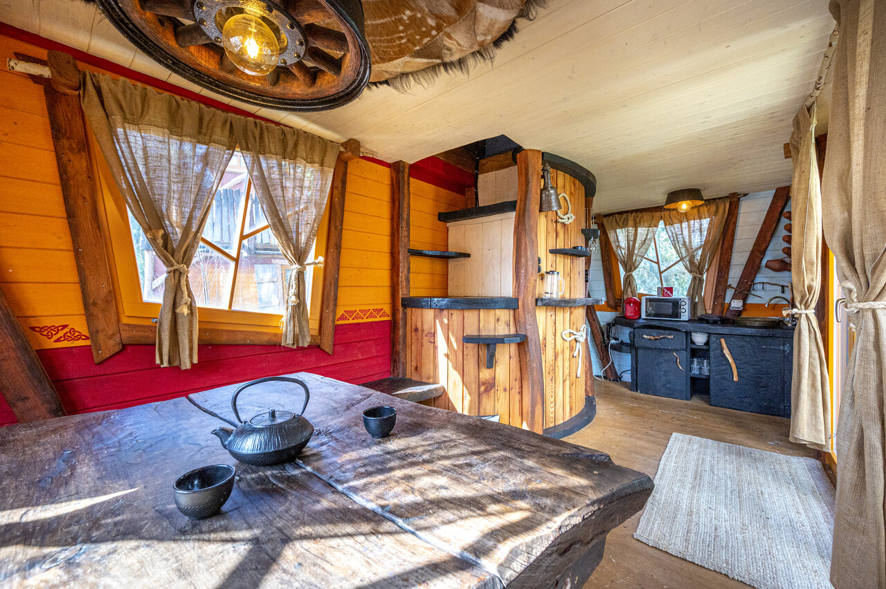 Interieur Boomhut, tafel en keuken, CAPFUN Donjon de Lars, Courseulles-sur-Mer.