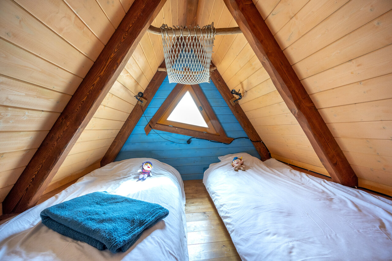 Zolderkamer, twee bedden, op camping CAPFUN Donjon de Lars: Boomhutten in Courseulles-sur-Mer (14).