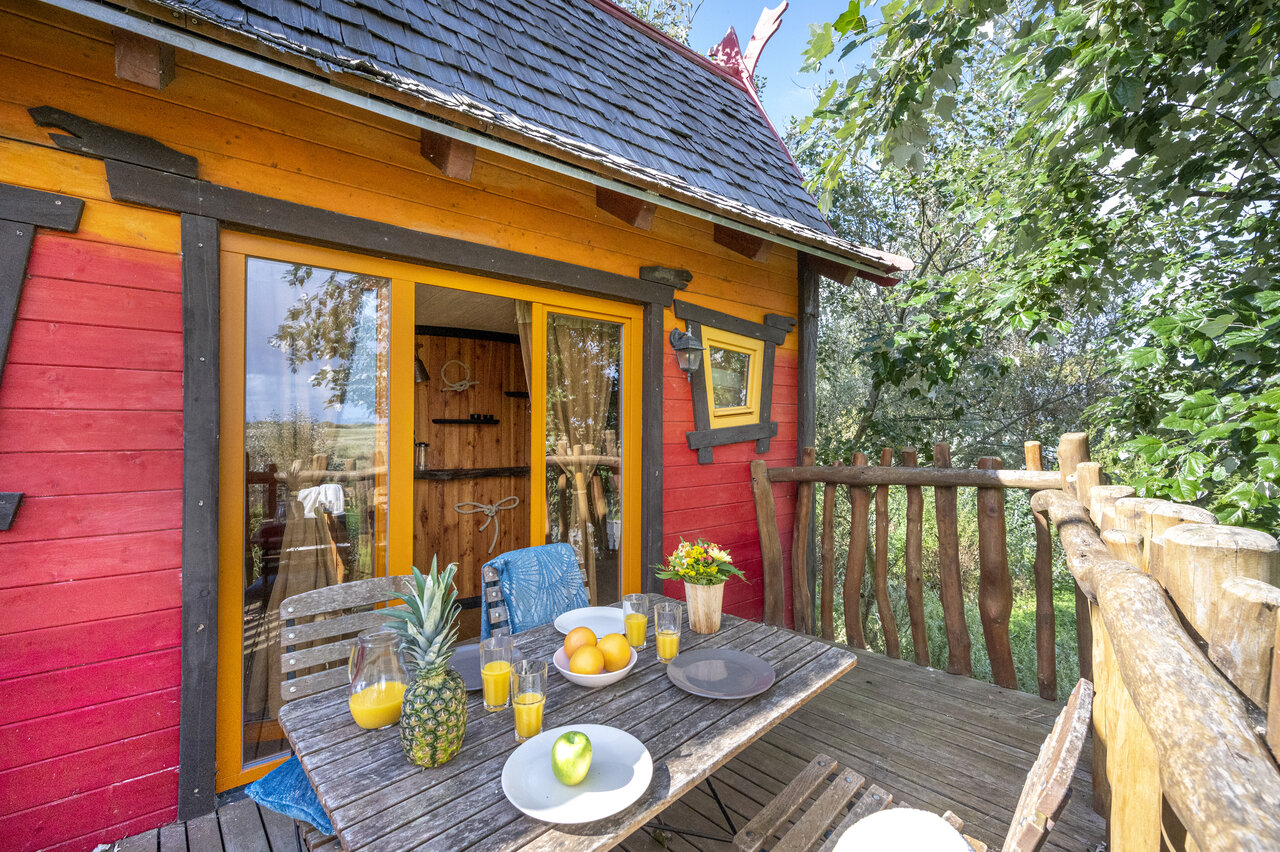 Terras, boomhut op camping CAPFUN Donjon de Lars in Courseulles-sur-Mer.