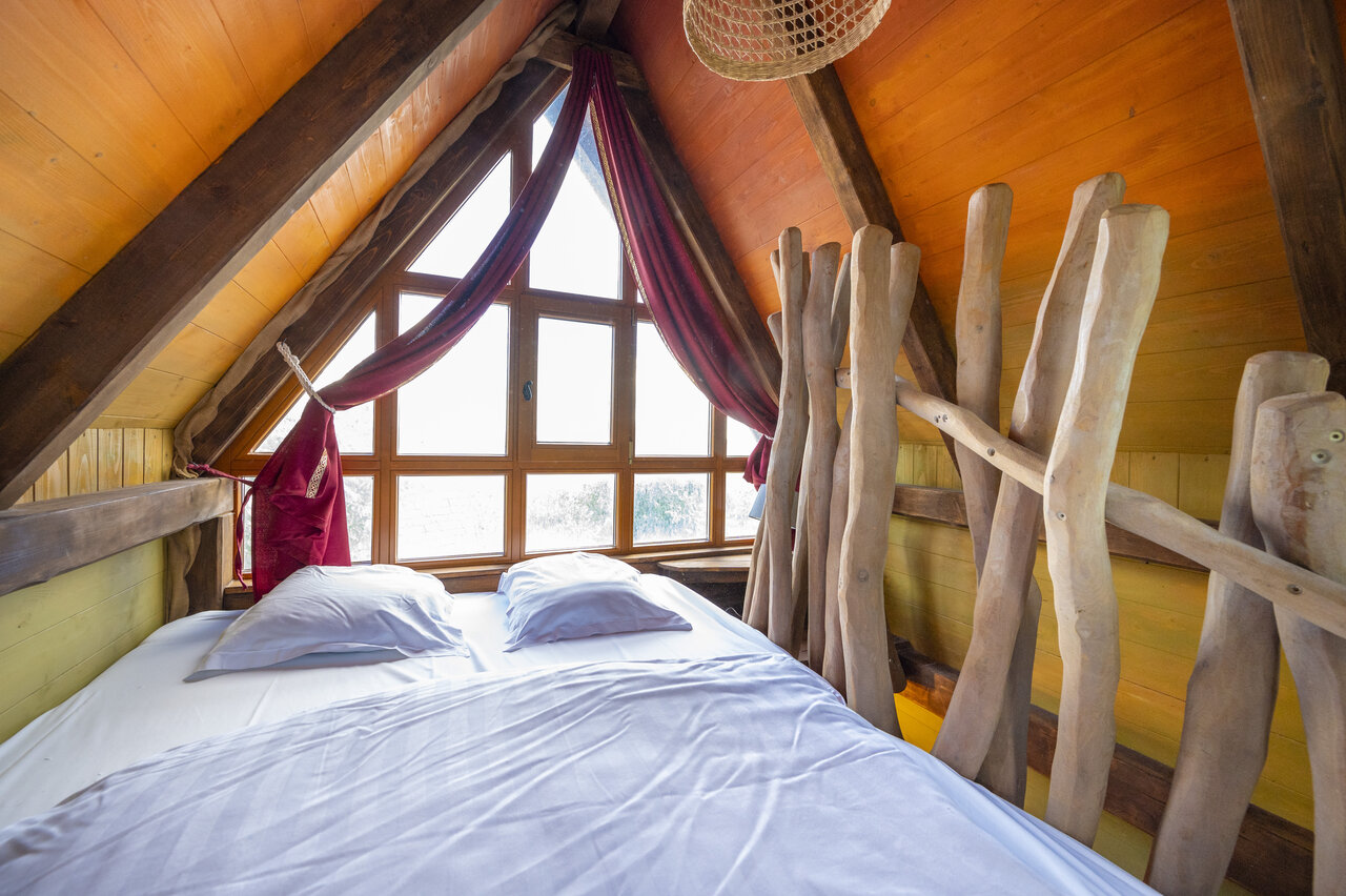 Comfortabel tweepersoonsbed, boomhutkamer, CAPFUN Donjon de Lars.