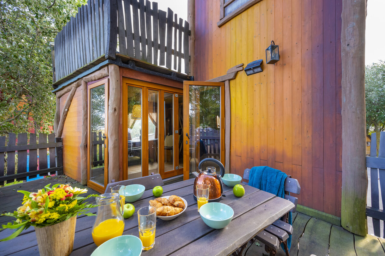 Boomhut terras met ontbijt bij CAPFUN Donjon de Lars.