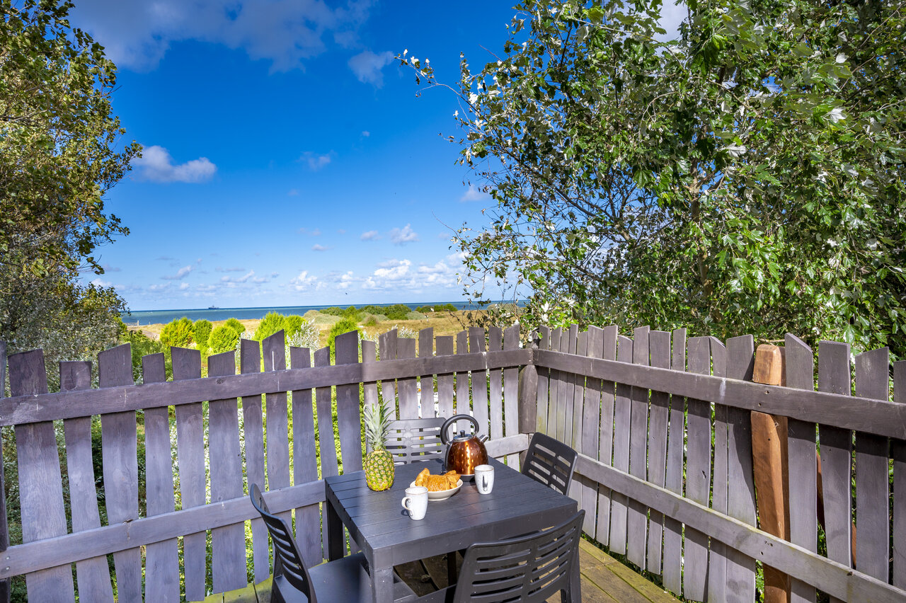 Terras met zeezicht op camping CAPFUN Donjon de Lars : Maisons dans les arbres in Courseulles-sur-Mer (14).