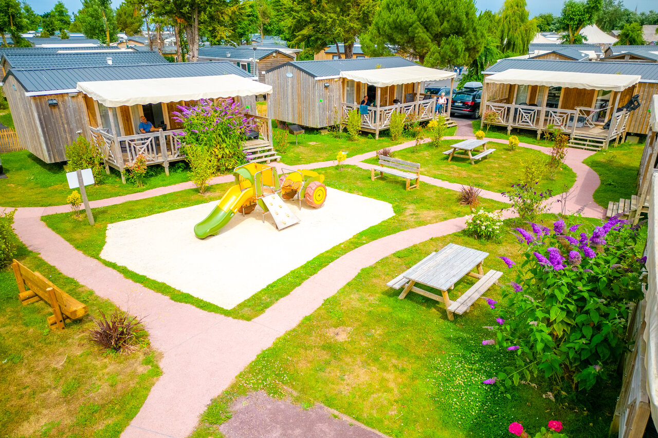 Stacaravans, kinderspeeltuin op camping CAPFUN Donjon de Lars in Courseulles-sur-Mer (14).