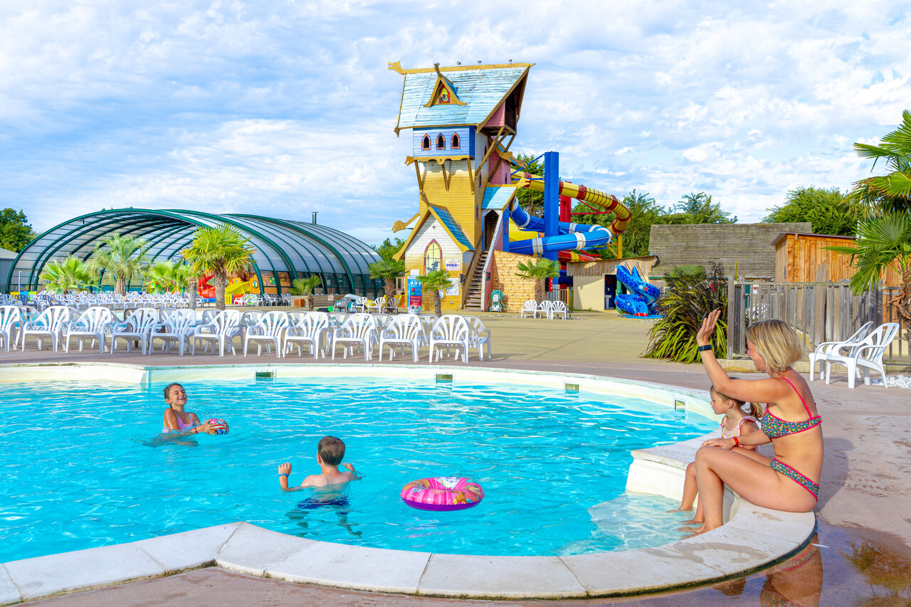 Buitenzwembad, glijbanen en familie op camping CAPFUN Donjon de Lars.