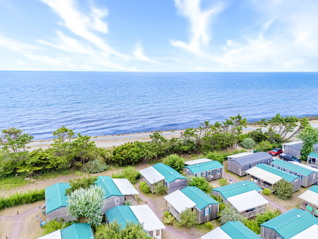 Luchtfoto van stacaravans aan zee op camping CAPFUN Donjon de Lars : Boomhutten in Courseulles-sur-Mer (14).