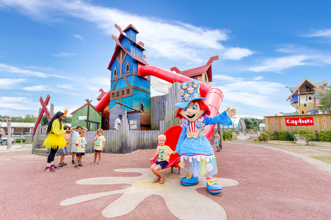 Glijbanen, speeltuin, Capfun mascottes op camping CAPFUN Donjon de Lars, Courseulles.