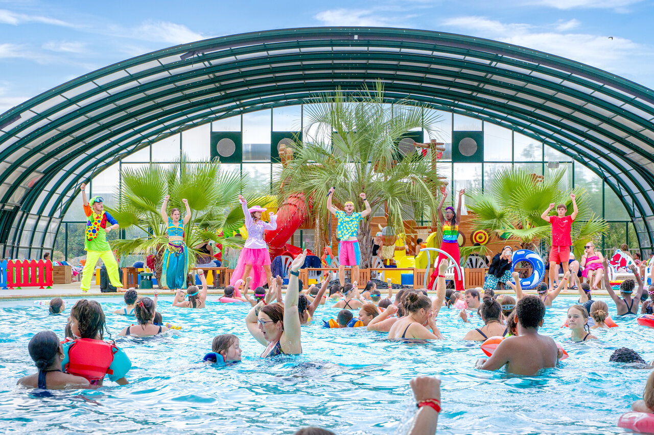 Feestelijke wateranimatie, overdekt zwembad, glijbaan op camping CAPFUN Donjon de Lars.