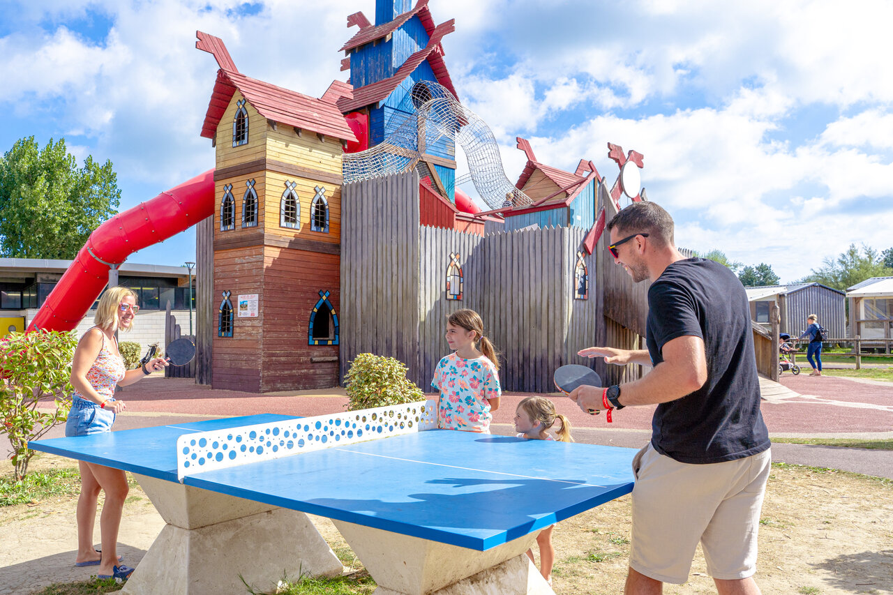 Tafeltennis, speeltuin op camping CAPFUN Donjon de Lars in Courseulles-sur-Mer.