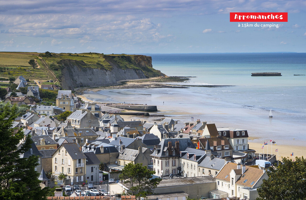 Kustdorp Arromanches-les-Bains, strand en overblijfselen van de kunstmatige haven in Normandi�.