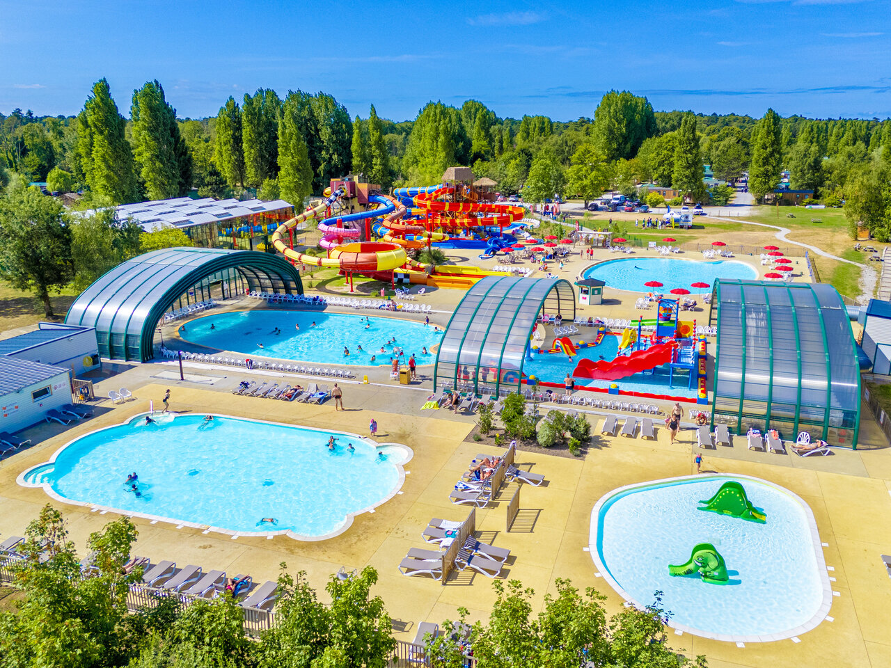 Groot waterpark met glijbanen, overdekte zwembaden en peuterbad op camping CAPFUN Dune Fleurie in Quend Plage (80).
