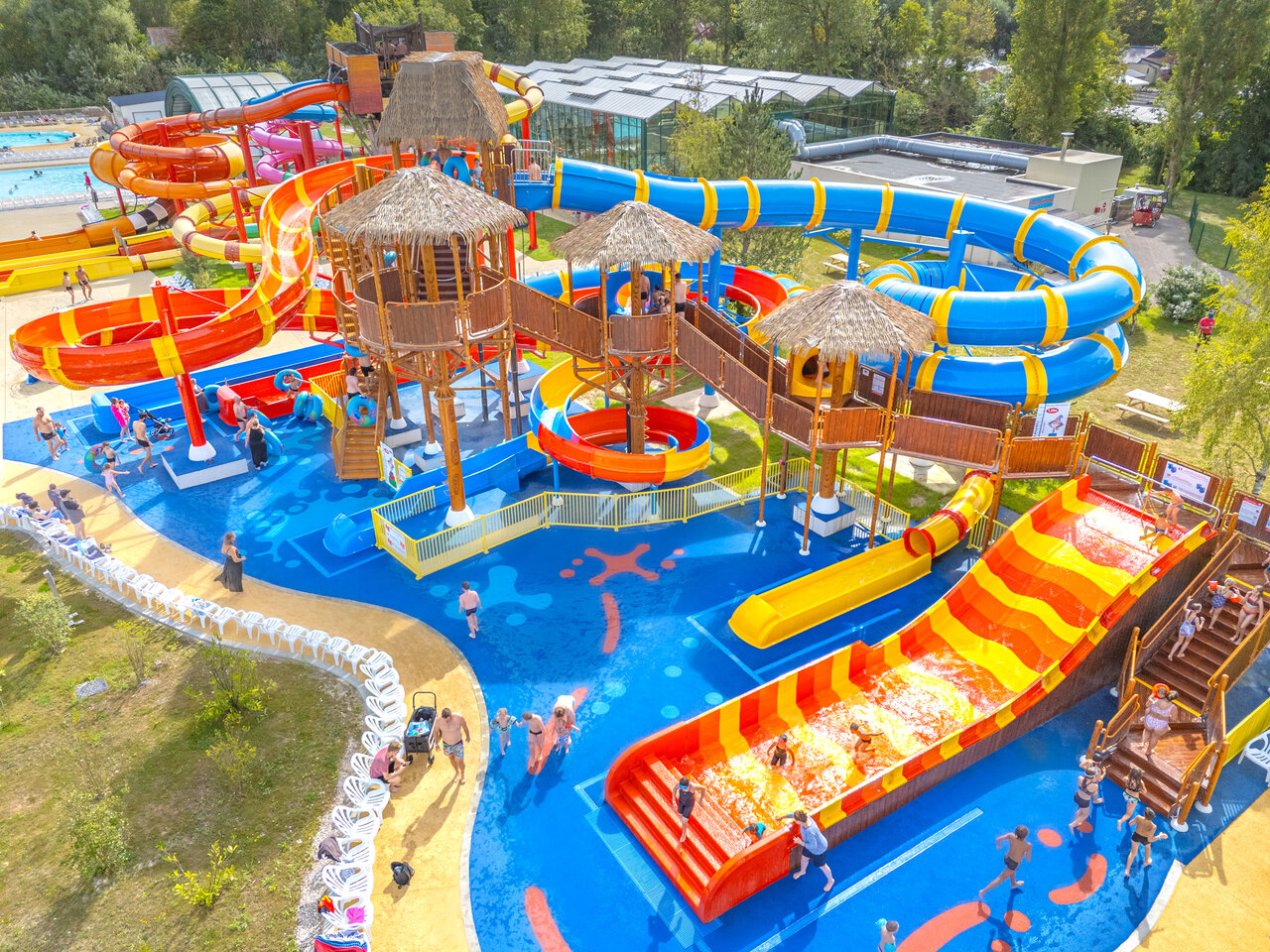 Waterpark met reuzenglijbanen en waterspellen op camping CAPFUN Dune Fleurie in Quend Plage (80).