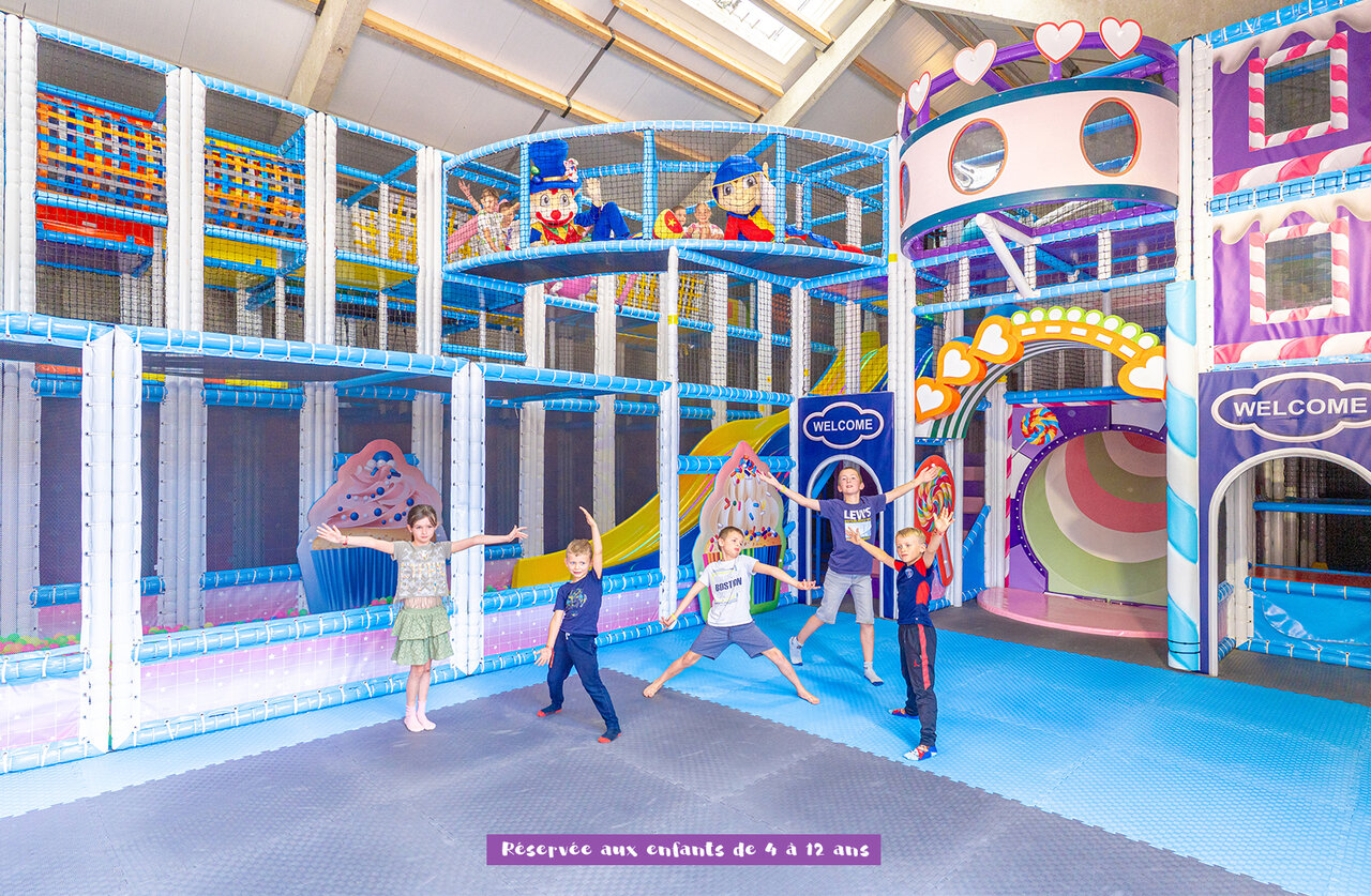 Reusachtige indoor speeltuin voor kinderen, CAPFUN Dune Fleurie, Quend Plage (80).