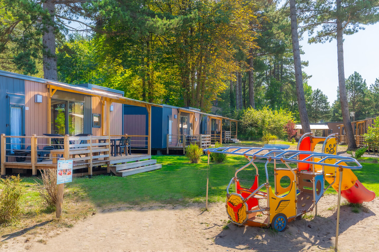 Moderne stacaravans met terrassen en speeltuin op camping CAPFUN Dune Fleurie in Quend Plage (80).