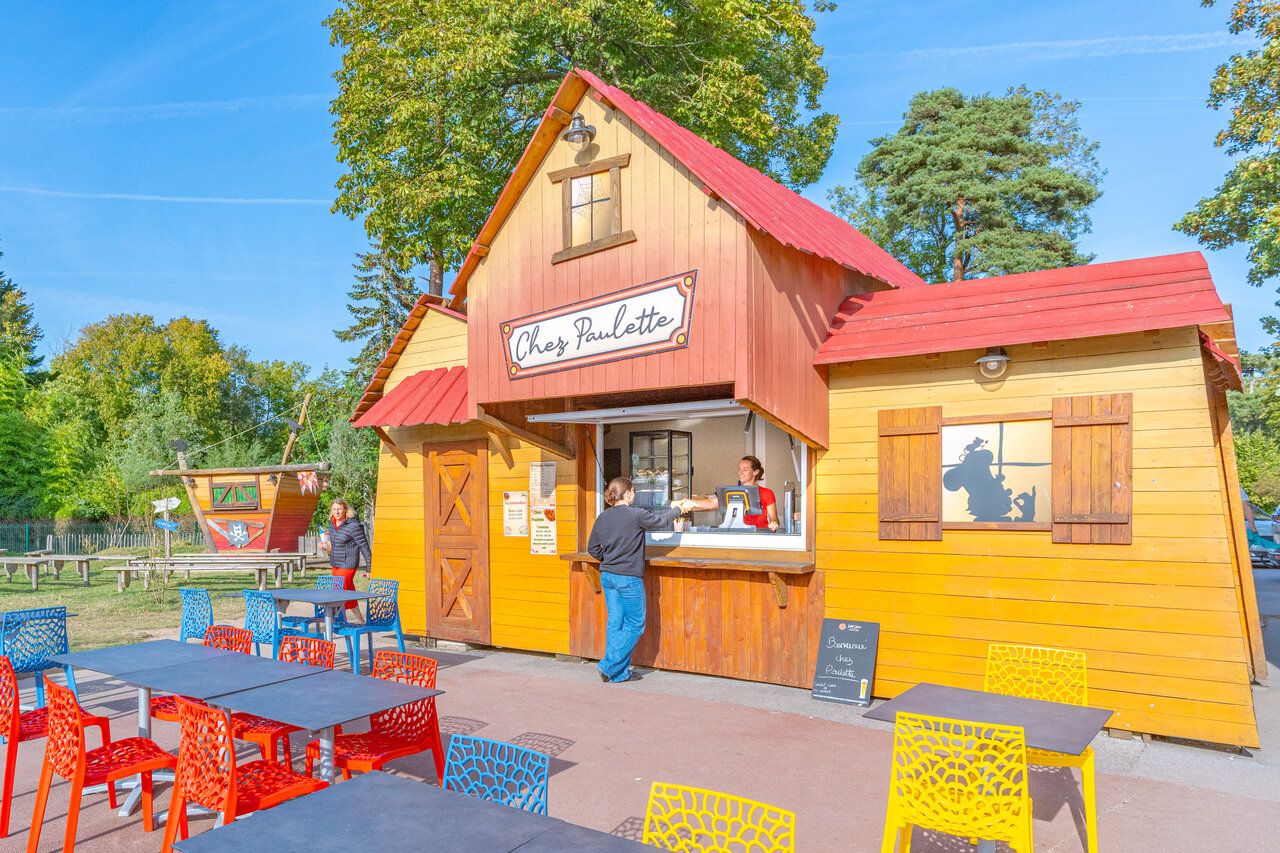 Snackbar 'Chez Paulette', tafels, speeltuin op camping CAPFUN Dune Fleurie.
