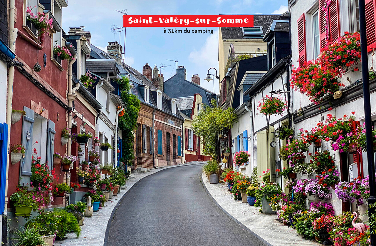 Schilderachtige bloemrijke straat in Saint-Val�ry-sur-Somme, een stad te bezoeken in Picardi�.