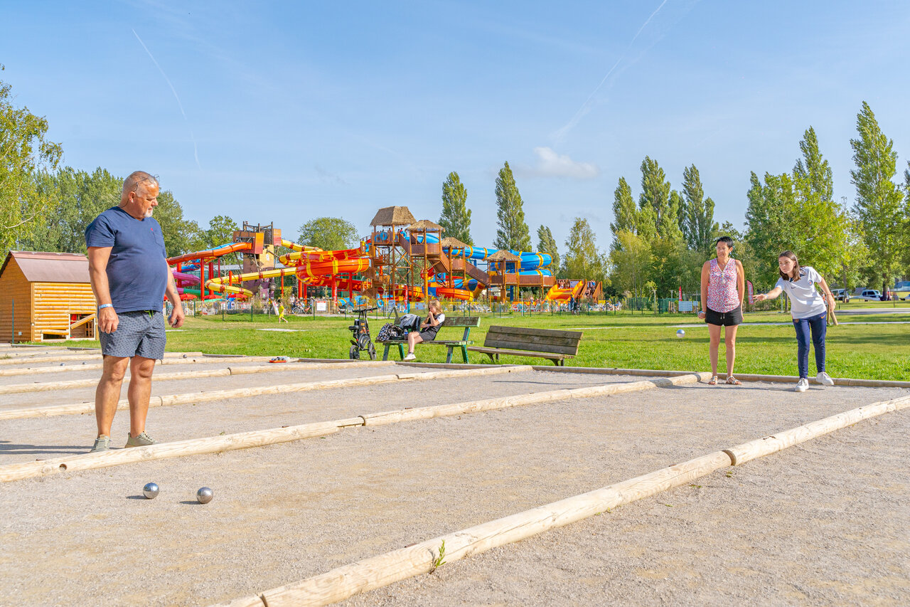 Jeu-de-boulesbaan en waterpark met glijbanen op camping CAPFUN Dune Fleurie in Quend Plage (80).