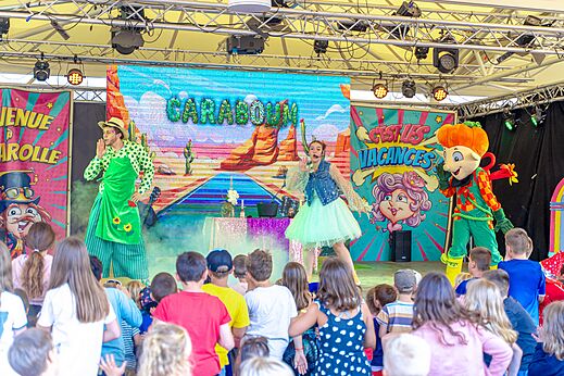 Animatievoorstelling met artiesten en mascotte voor kinderen op CAPFUN Dune Fleurie.