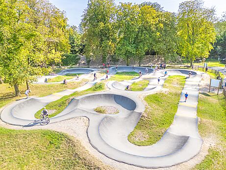 Pumptrack voor fietsen en scooters op camping CAPFUN Dune Fleurie in Quend Plage (80).