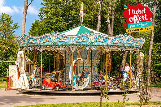 Carrousel met kinderen op camping CAPFUN Dune Fleurie in Quend Plage (80).